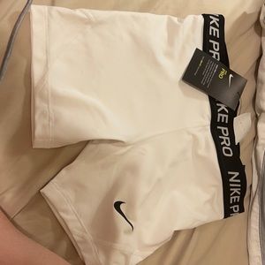 New nike girls shorts. Size L. Never worn